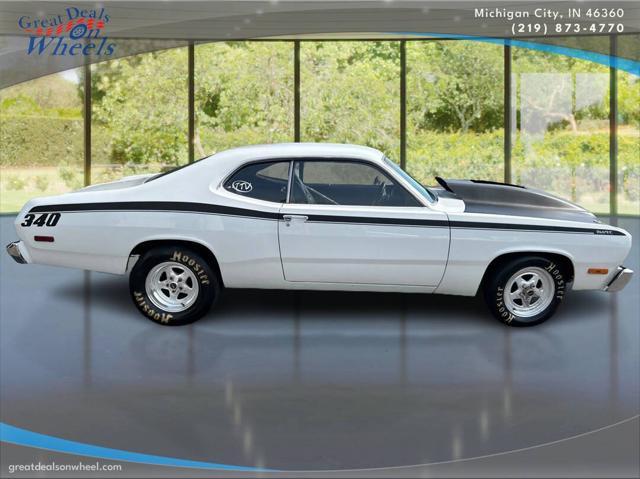 Photo of 1974 White Plymouth Duster