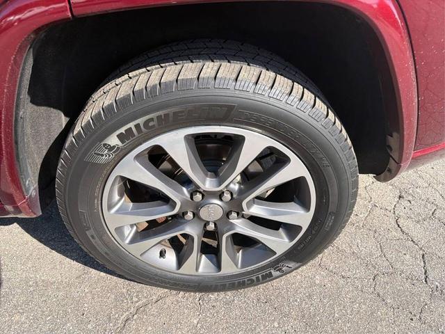 Photo of 2017 Velvet Red Pearlcoat Jeep Grand Cherokee