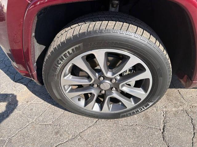 Photo of 2017 Velvet Red Pearlcoat Jeep Grand Cherokee