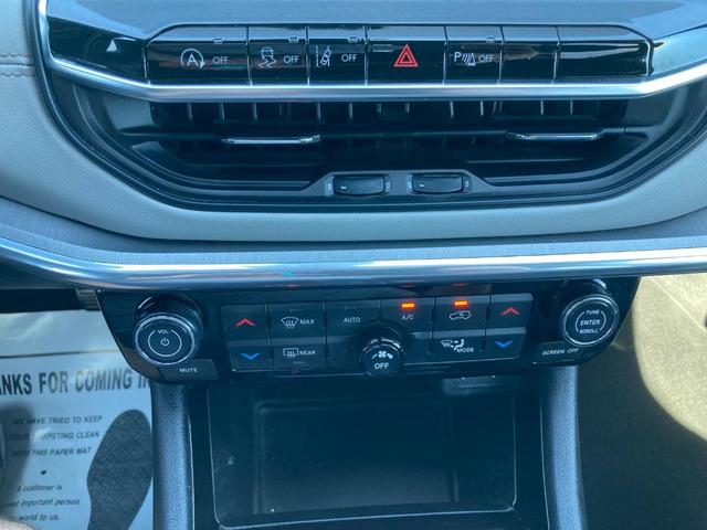 Photo of 2023 Bright White Clearcoat Jeep Compass
