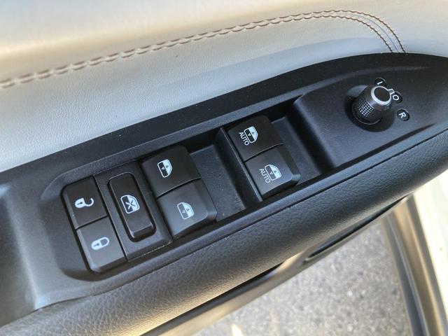 Photo of 2023 Bright White Clearcoat Jeep Compass
