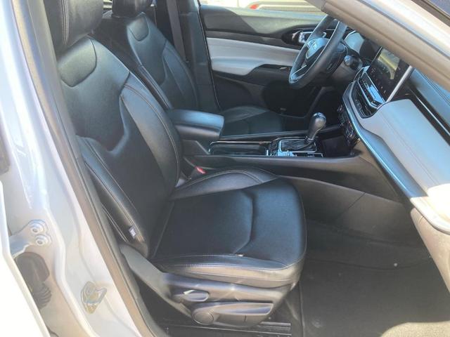 Photo of 2023 Bright White Clearcoat Jeep Compass