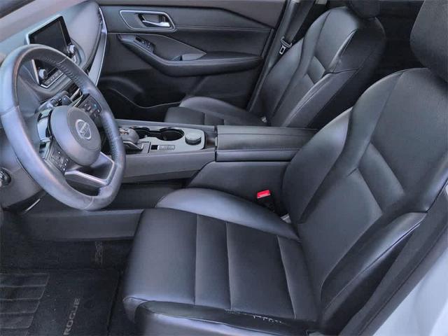Photo of 2021 Pearl White Tricoat Nissan Rogue