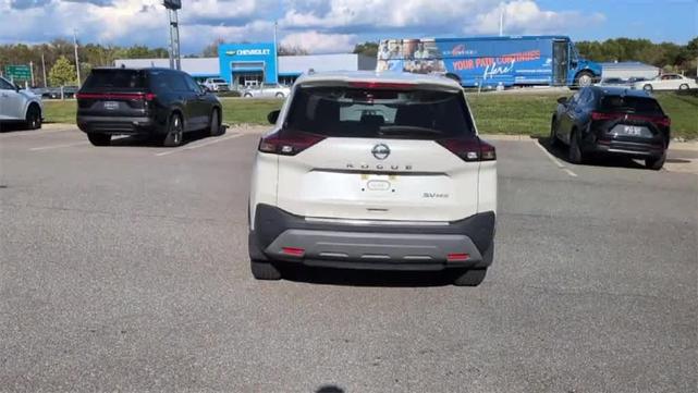 Photo of 2021 Pearl White Tricoat Nissan Rogue