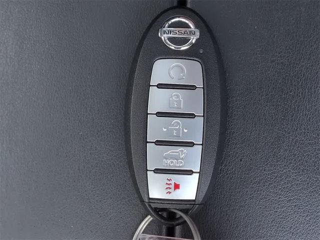 Photo of 2021 Pearl White Tricoat Nissan Rogue