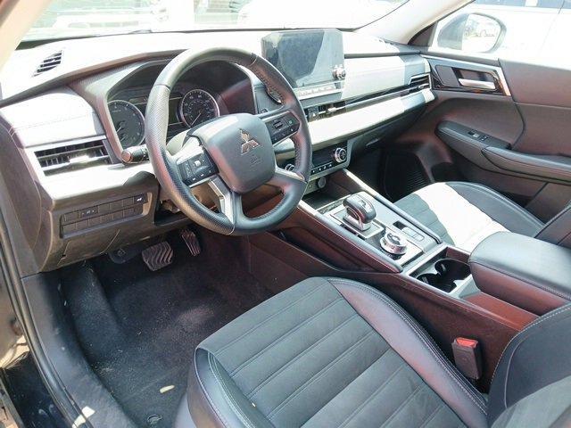 Photo of 2024 Labrador Black Pearl Mitsubishi Outlander