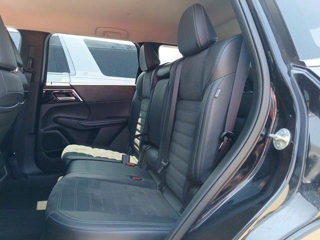 Photo of 2024 Labrador Black Pearl Mitsubishi Outlander