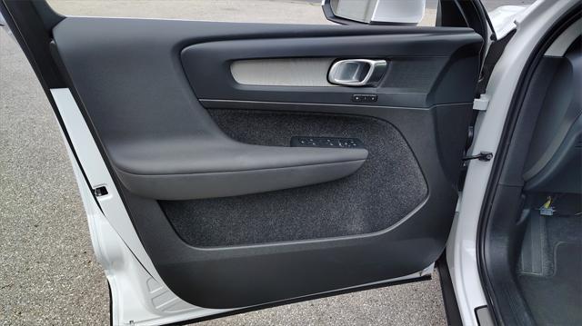 Photo of 2025 Crystal White Pearl Volvo XC40