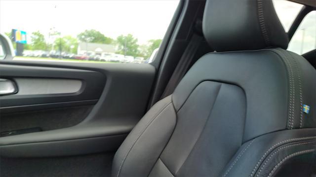 Photo of 2025 Crystal White Pearl Volvo XC40