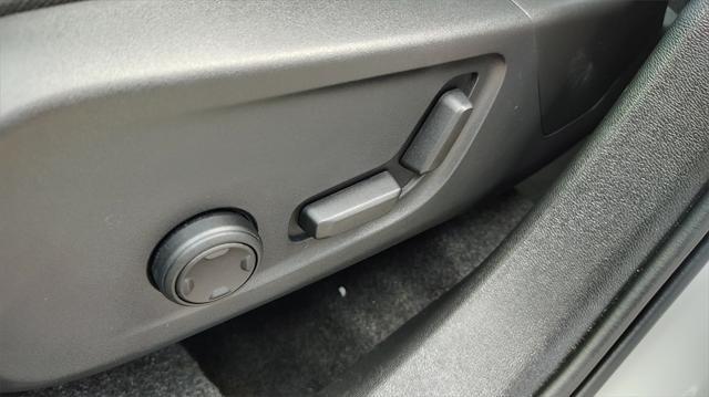 Photo of 2025 Crystal White Pearl Volvo XC40
