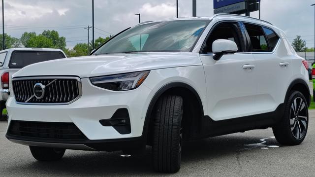 Photo of 2025 Crystal White Pearl Volvo XC40