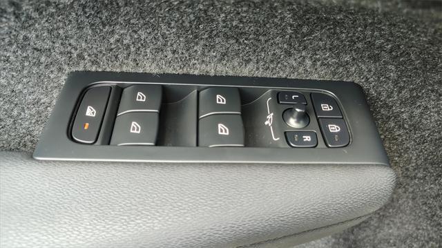 Photo of 2025 Crystal White Pearl Volvo XC40