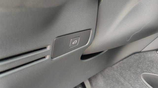 Photo of 2025 Crystal White Pearl Volvo XC40