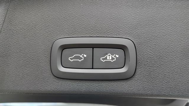 Photo of 2025 Crystal White Pearl Volvo XC40