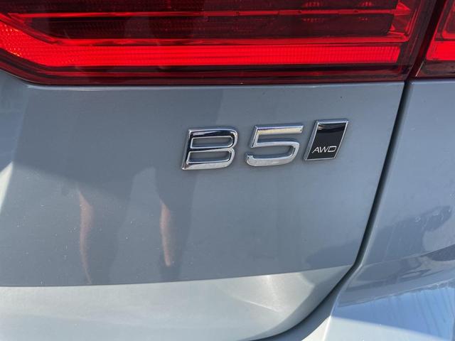 Photo of 2024 Vapour Gray Metallic Volvo XC60