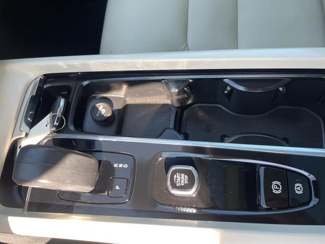 Photo of 2024 Vapour Gray Metallic Volvo XC60