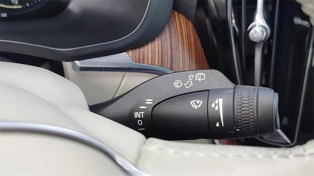 Photo of 2021 Crystal White Metallic Volvo XC60