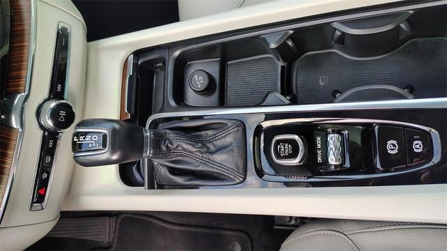 Photo of 2021 Crystal White Metallic Volvo XC60