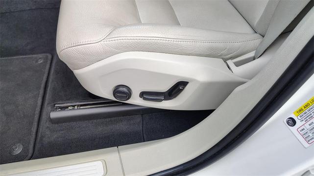 Photo of 2021 Crystal White Metallic Volvo XC60
