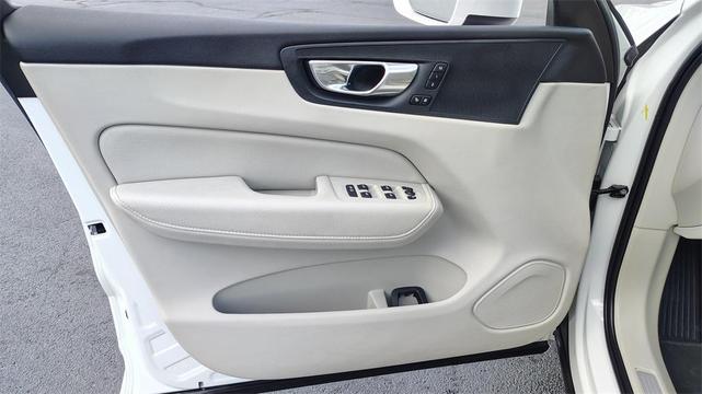 Photo of 2021 Crystal White Metallic Volvo XC60
