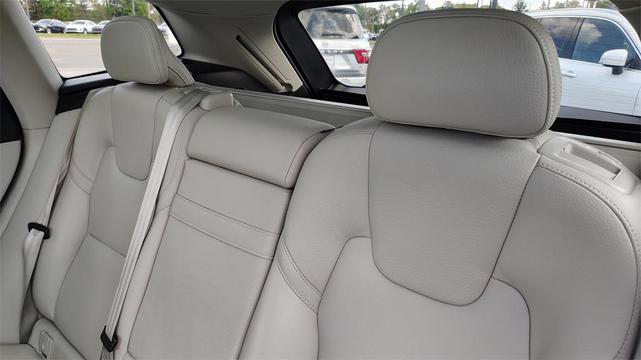 Photo of 2021 Crystal White Metallic Volvo XC60