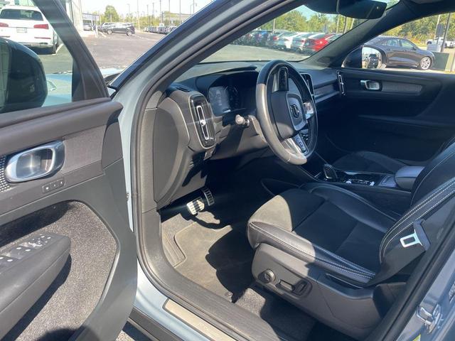 Photo of 2020 Thunder Gray Metallic Volvo XC40