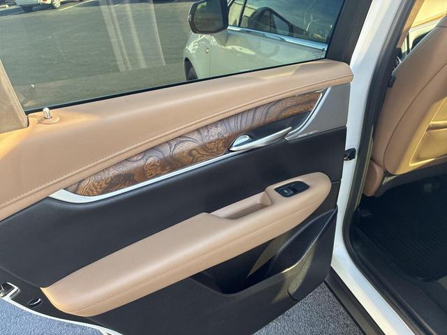 Photo of 2022 Crystal White Tricoat Cadillac XT5