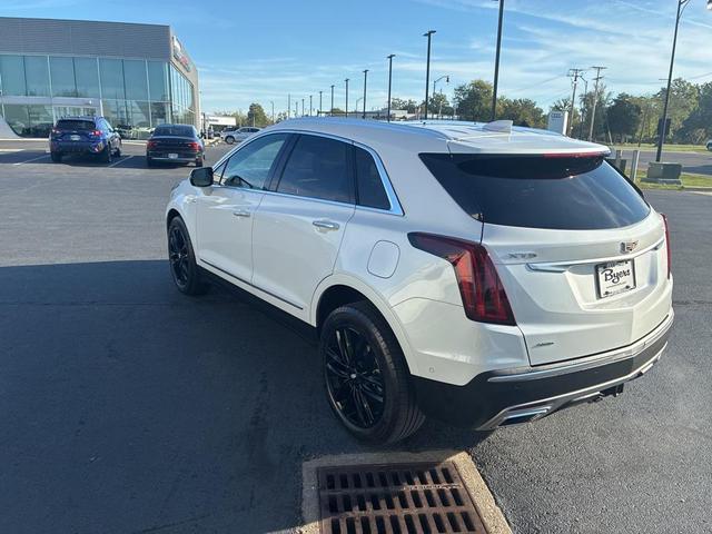 Photo of 2022 Crystal White Tricoat Cadillac XT5