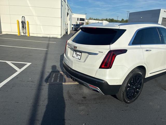 Photo of 2022 Crystal White Tricoat Cadillac XT5