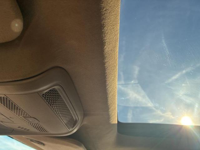 Photo of 2022 Crystal White Tricoat Cadillac XT5