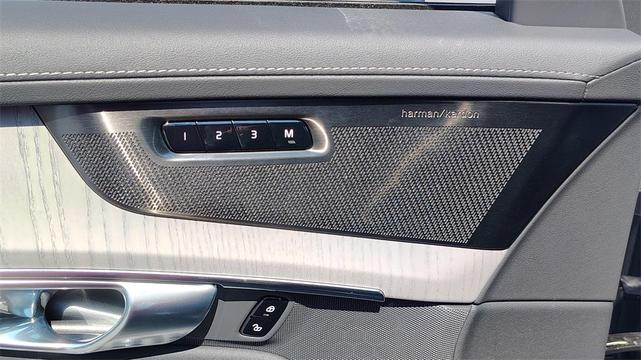Photo of 2026 Onyx Black Metallic Volvo XC90