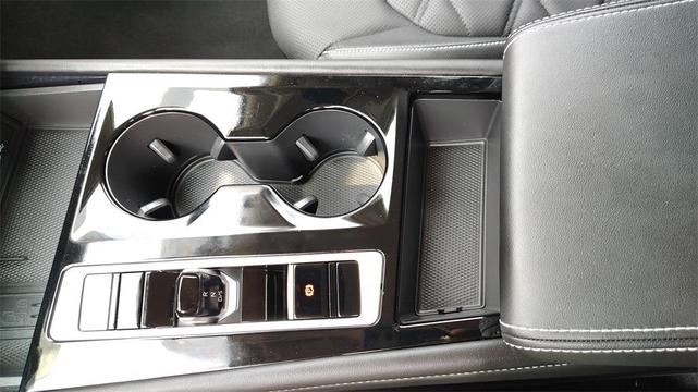 Photo of 2025 Silver Mist Metallic Volkswagen Atlas