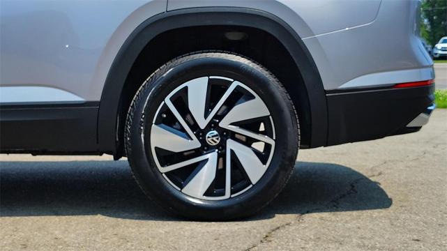 Photo of 2025 Silver Mist Metallic Volkswagen Atlas