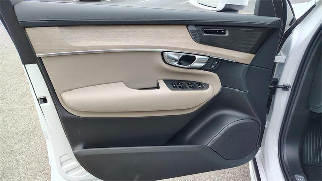Photo of 2025 Crystal White Pearl Volvo XC90