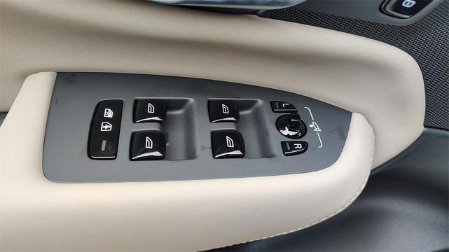 Photo of 2025 Crystal White Pearl Volvo XC90