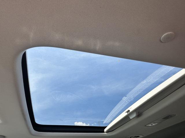 Photo of 2021 Iridescent Pearl Tricoat Chevrolet Traverse