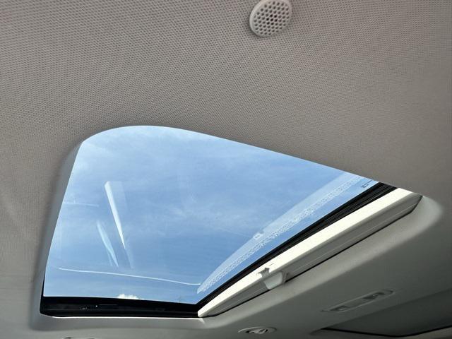 Photo of 2021 Iridescent Pearl Tricoat Chevrolet Traverse