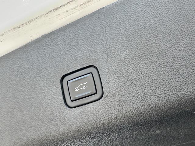 Photo of 2021 Iridescent Pearl Tricoat Chevrolet Traverse