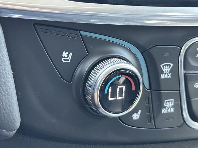 Photo of 2021 Iridescent Pearl Tricoat Chevrolet Traverse