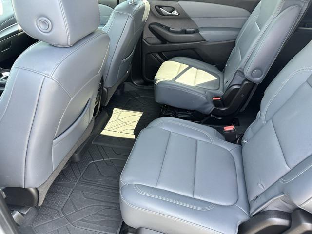 Photo of 2021 Iridescent Pearl Tricoat Chevrolet Traverse