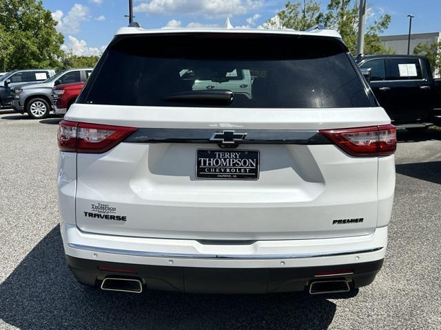 Photo of 2021 Iridescent Pearl Tricoat Chevrolet Traverse