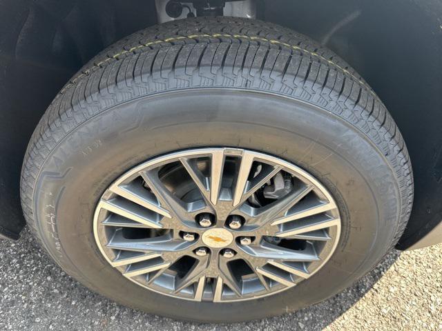 Photo of 2025 Summit White Chevrolet Traverse