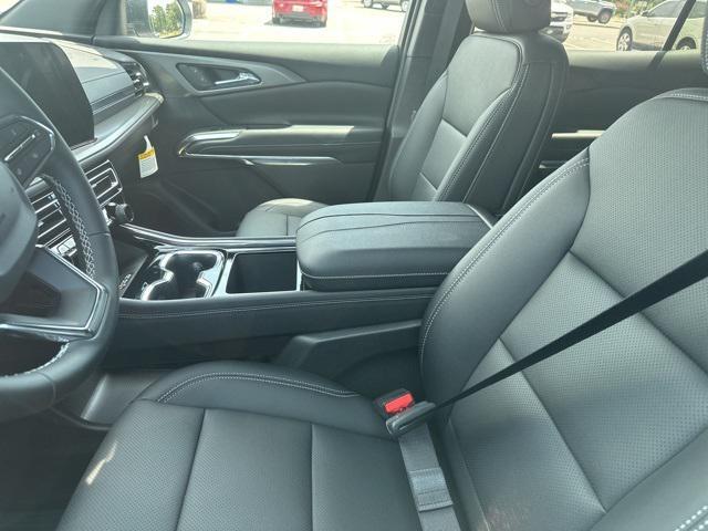 Photo of 2025 Summit White Chevrolet Traverse