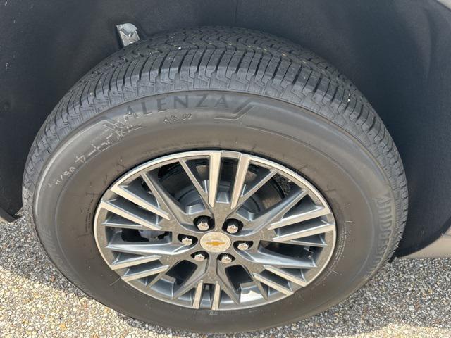 Photo of 2025 Summit White Chevrolet Traverse