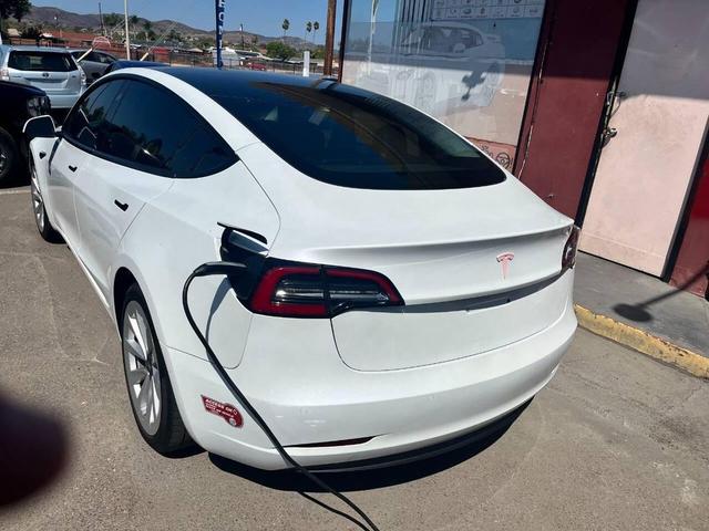 Photo of 2022 White Tesla Model 3