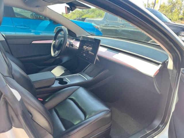 Photo of 2022 White Tesla Model 3