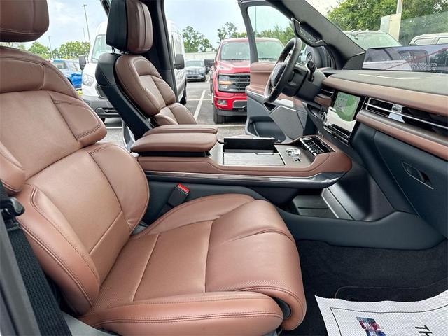Photo of 2025 Pristine White Lincoln Navigator