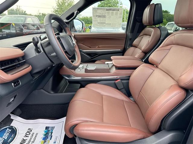 Photo of 2025 Pristine White Lincoln Navigator