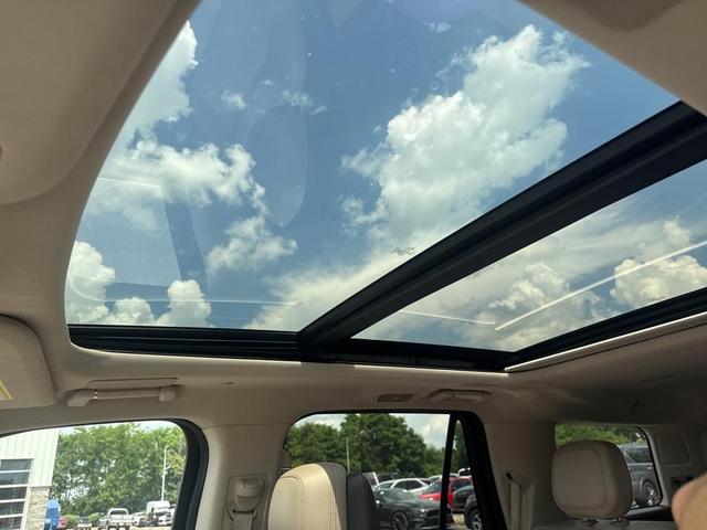 Photo of 2022 Pristine White Lincoln Navigator