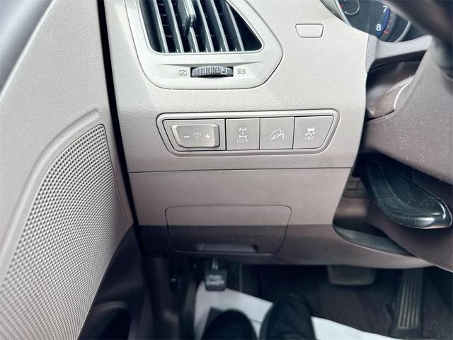 Photo of 2015 Winter White Hyundai TUCSON